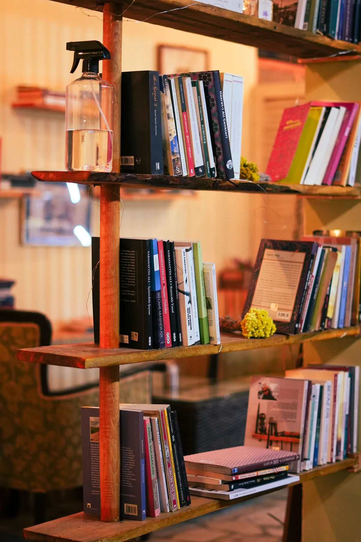 Étagère avec des livres et du matériel d’entretien, illustrant l’organisation du logement