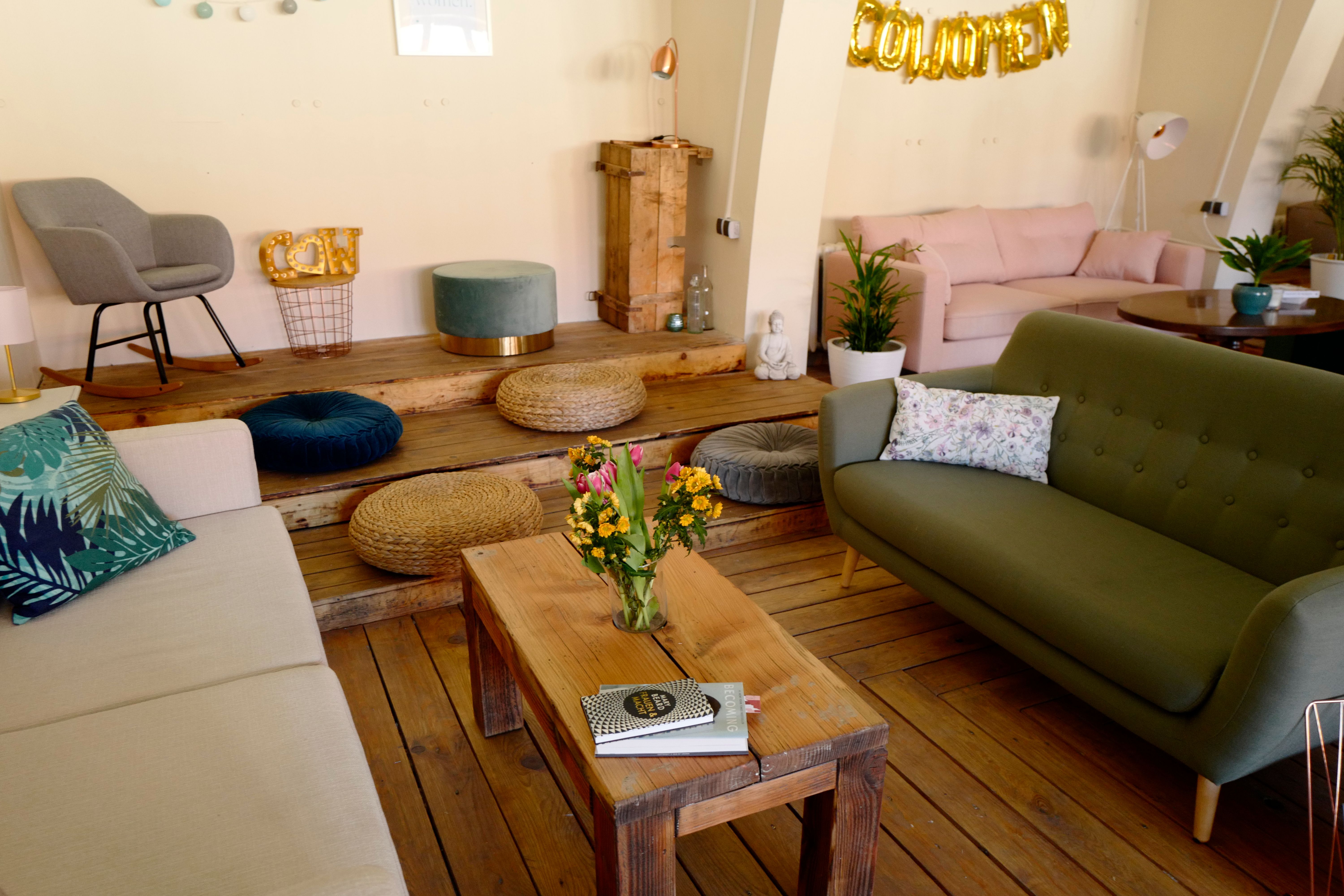 Espace d’accueil avec fauteuils et tables basses